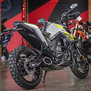 Мотоцикл ZONTES ZT200-U1 (4T ZT163ML EFI) 17/17 ПТС (серебряный/желтый)